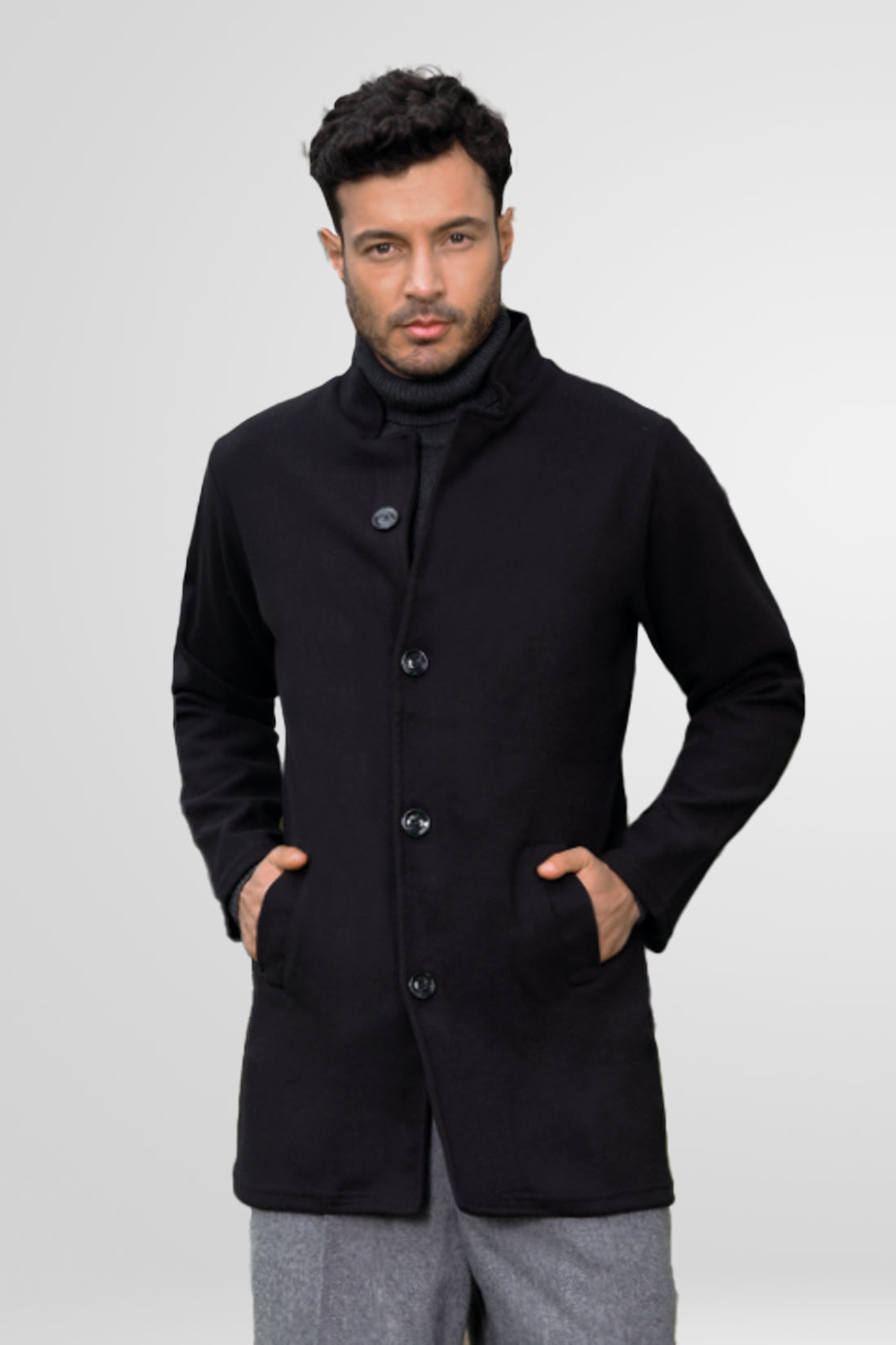 Vista frontal del gabán clásico para hombre modelo Turco en color negro, mostrando el corte estructurado y los 4 botones centrales.