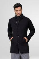 Vista frontal del gabán clásico para hombre modelo Turco en color negro, mostrando el corte estructurado y los 4 botones centrales.