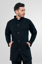 Hombre vistiendo un gabán clásico modelo Turco en color negro, con corte largo estructurado..