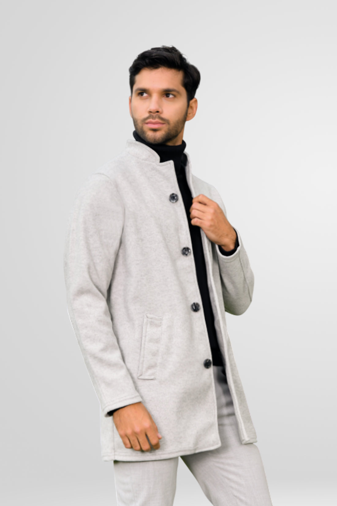 Vista lateral del gabán clásico para hombre modelo Turco en color gris claro, corte elegante.