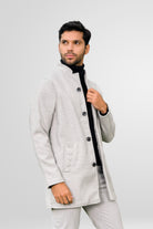 Vista lateral del gabán clásico para hombre modelo Turco en color gris claro, corte elegante.