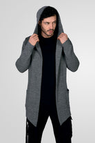 Hombre con un gabán moderno con capota modelo Urban en color gris oscuro, mostrando un look elegante, deportivo y funcional