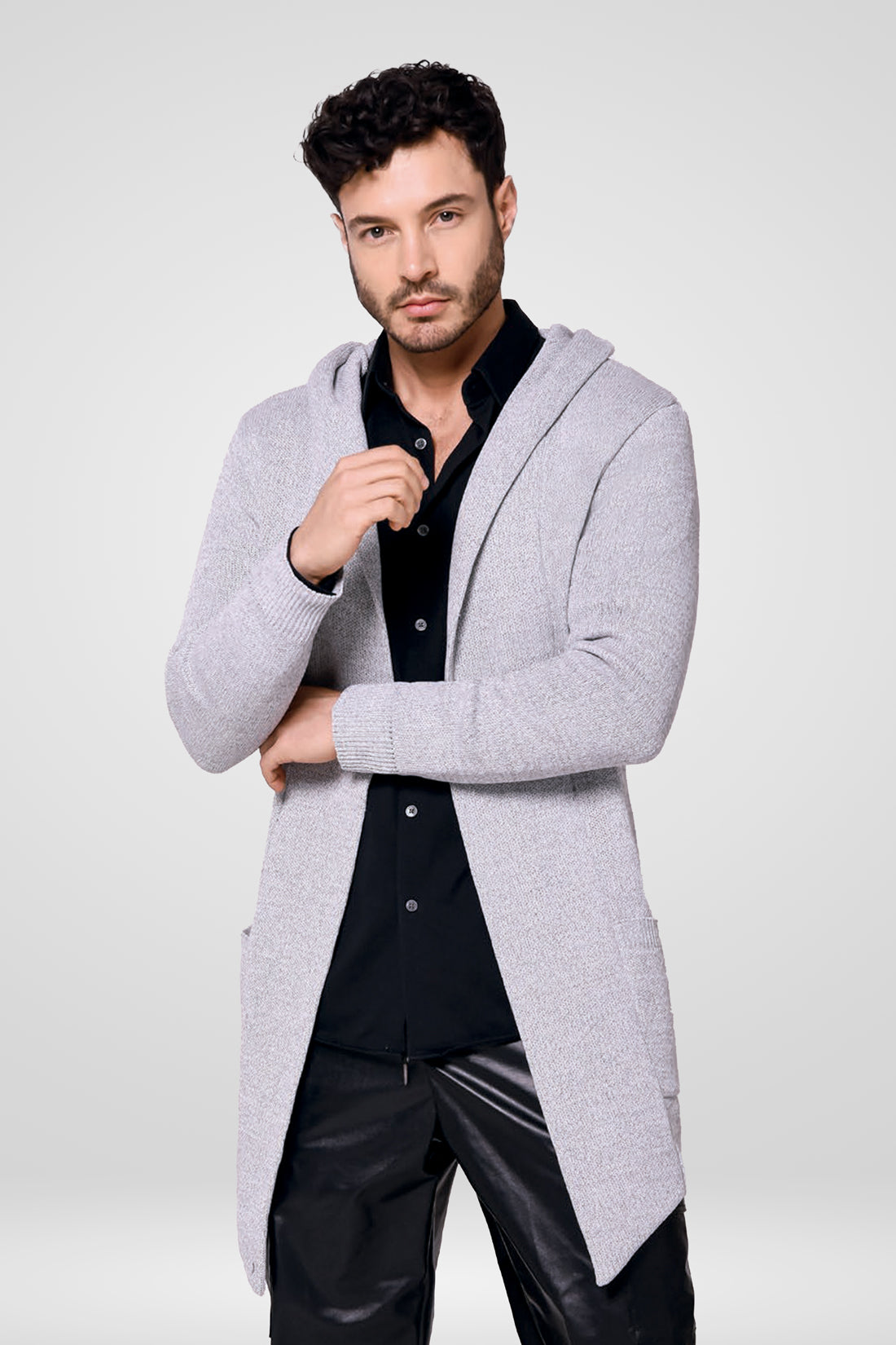 Hombre vistiendo un gabán ligero y moderno modelo Urban en color gris claro, confeccionado en fibra Miratex.