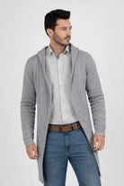 Hombre vistiendo un gabán ligero y moderno modelo Urban en color gris claro, confeccionado en fibra Miratex.