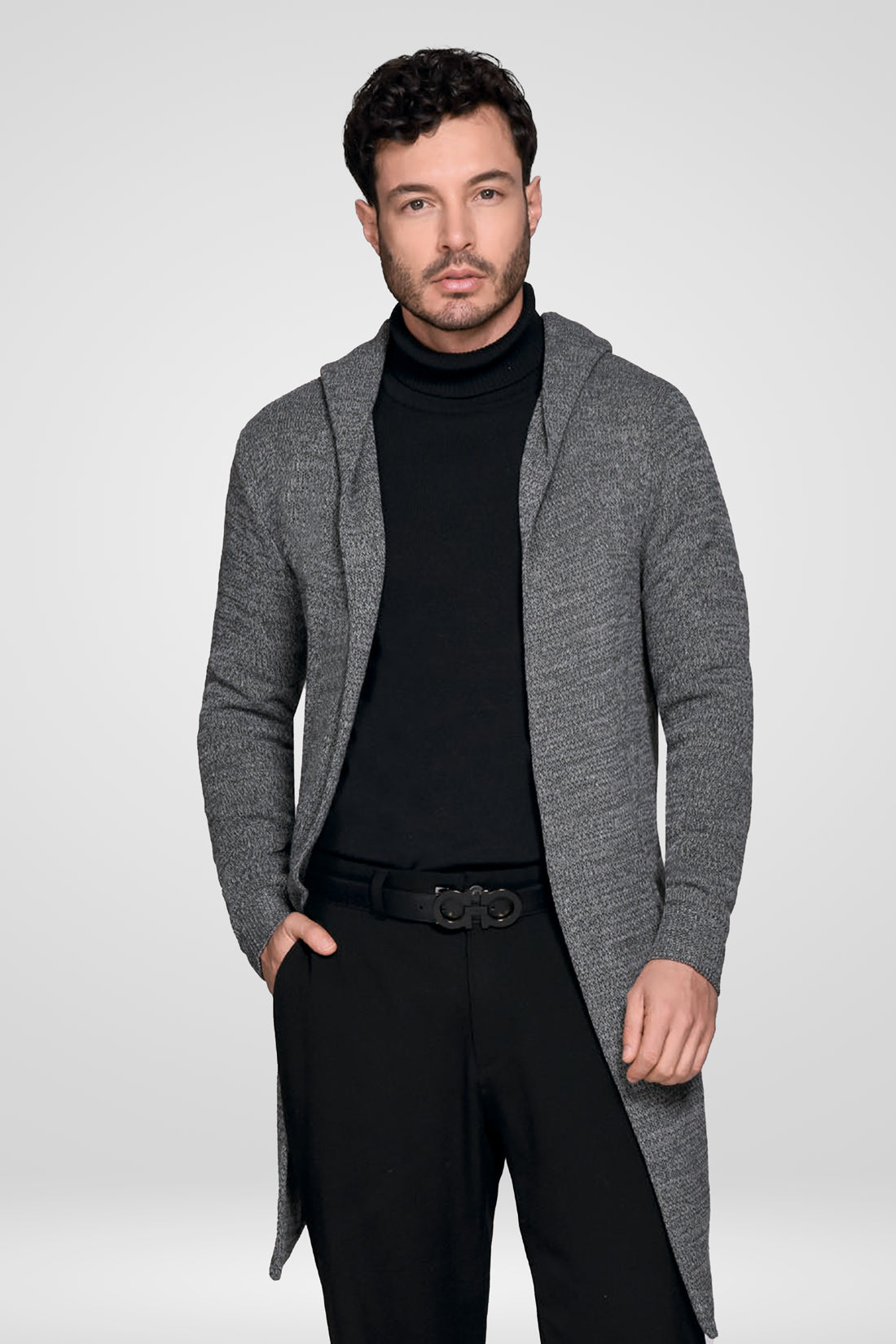 Hombre con un gabán moderno modelo Urban en color gris oscuro, mostrando un look elegante y funcional en fibra Miratex.