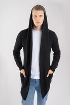 Hombre vistiendo un gabán moderno modelo Urban en color negro, confeccionado en fibra tecnológica Miratex, vista frontal.