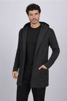 Hombre con un gabán urban Santa Cruz moderno con capota modelo Urban en color gris oscuro, mostrando un look elegante, deportivo y funcional
