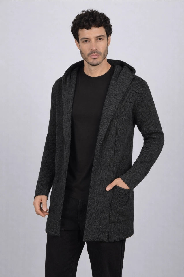 Hombre con un gabán urban Santa Cruz moderno con capota modelo Urban en color gris oscuro, mostrando un look elegante, deportivo y funcional