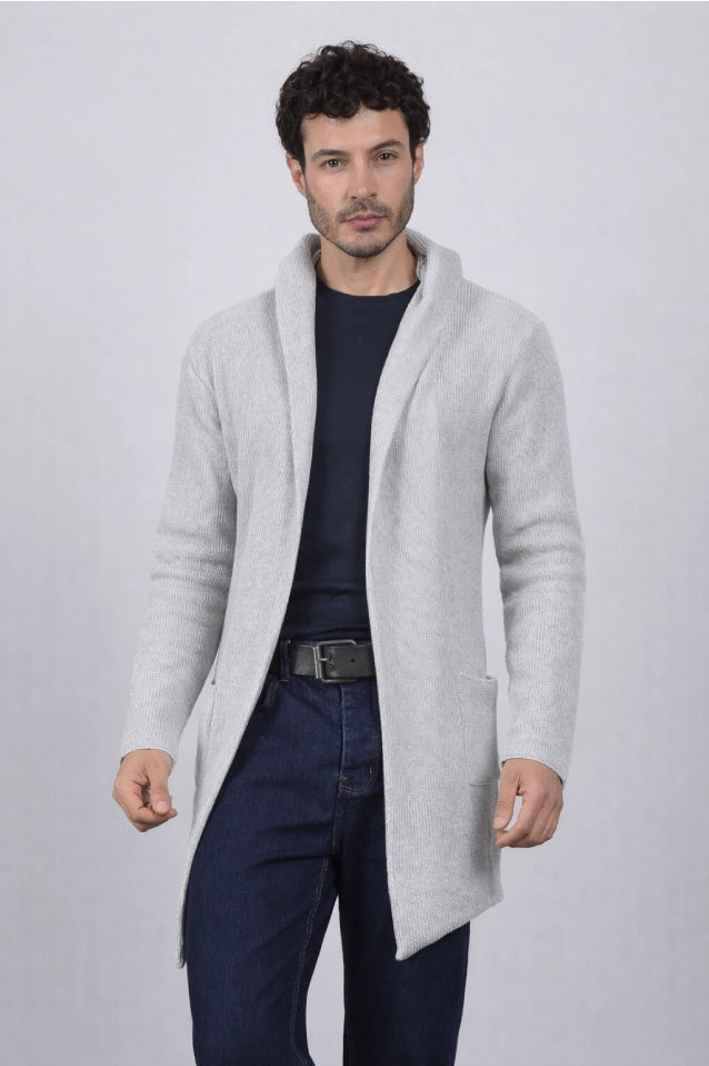 Hombre con un gabán Urban Santa Cruz moderno modelo Urban en color gris claro, mostrando un look deportivo y funcional