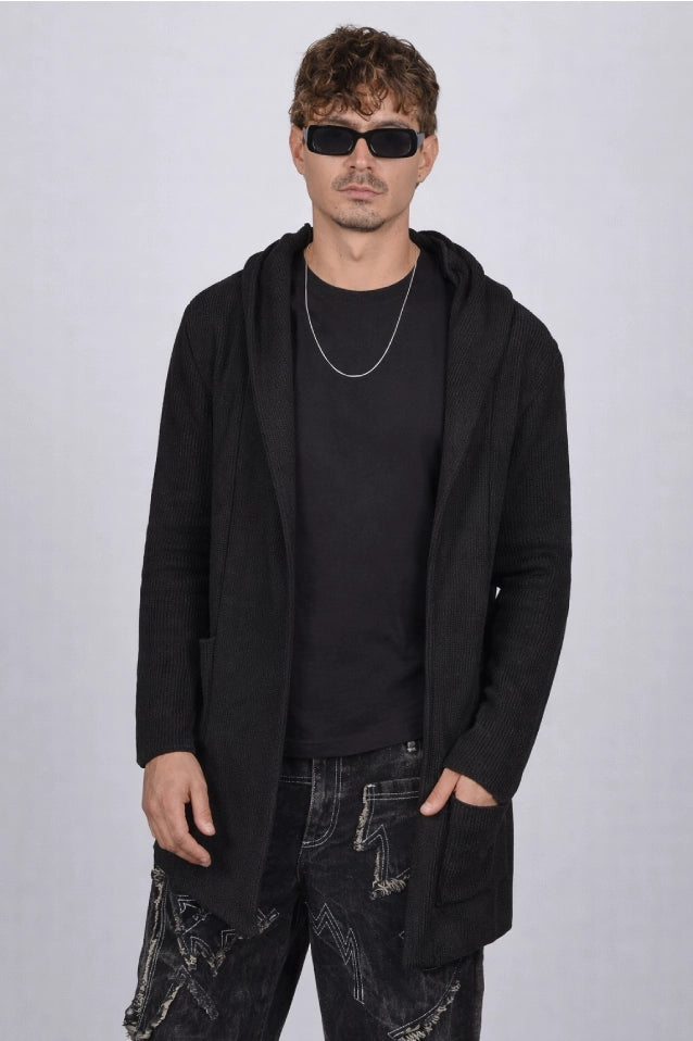 Hombre vistiendo un gabán Urban Santa Cruz moderno modelo Urban en color negro, confeccionado en fibra tecnológica Miratex, vista frontal.