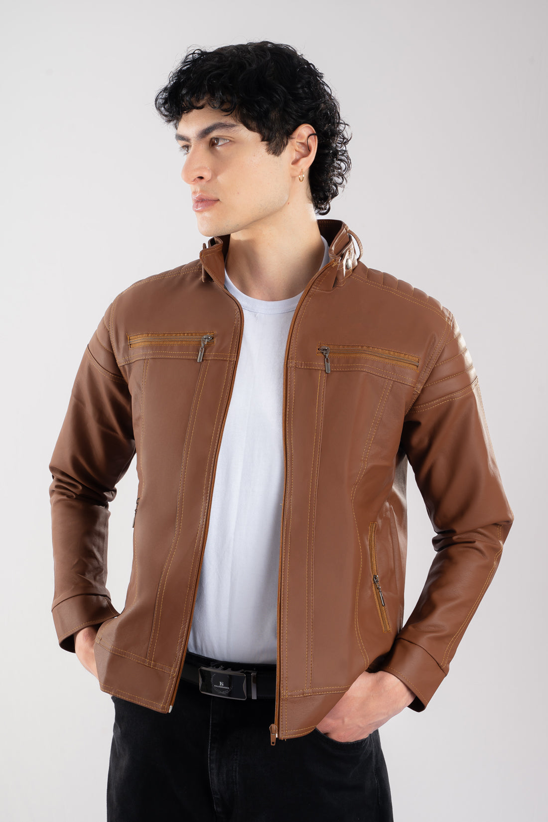 Hombre usando Chaqueta de Cuerotex cafe claro, con un diseño minimalista y de corte moderno, modelo AD22, vista frontal.