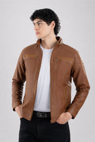 Hombre usando Chaqueta de Cuerotex cafe claro, con un diseño minimalista y de corte moderno, modelo AD22, vista frontal.