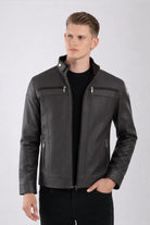 Hombre usando Chaqueta de Cuerotex cafe oscuro, con un diseño minimalista y de corte moderno y, modelo AD22, vista frontal.