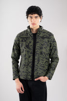 Hombre usando Chaqueta de Cuerotex camuflada, con un diseño minimalista y de corte modernoy, modelo AD22, vista frontal.