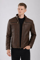 Hombre usando Chaqueta de Cuerotex color Marrón, con un diseño minimalista y de corte moderno y, modelo AD22, vista frontal.