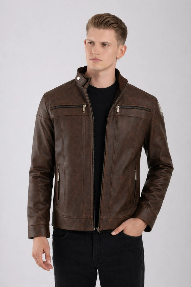 Hombre usando Chaqueta de Cuerotex color Marrón, con un diseño minimalista y de corte moderno y, modelo AD22, vista frontal.