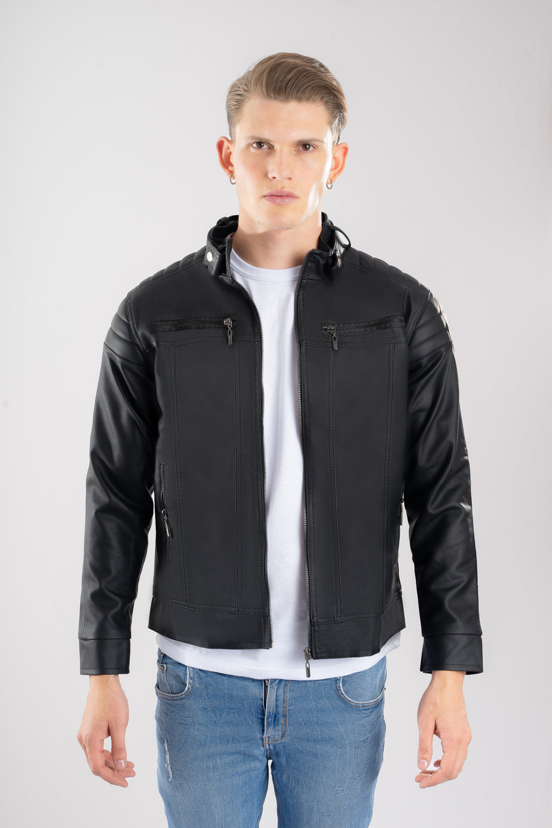 Hombre usando Chaqueta de Cuerotex negra, con un diseño minimalista y de corte moderno, modelo AD22, vista frontal.