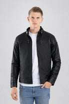 Hombre usando Chaqueta de Cuerotex negra, con un diseño minimalista y de corte moderno, modelo AD22, vista frontal.