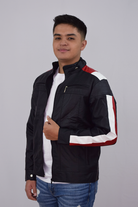 Hombre usando Chaqueta de Cuerotex negra y rayas rojas y blancas, con un diseño minimalista y de corte moderno, modelo AD22, vista frontal.