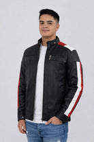Hombre usando Chaqueta de Cuerotex negra y rayas rojas y blancas, con un diseño minimalista y de corte moderno, modelo AD22, vista frontal.