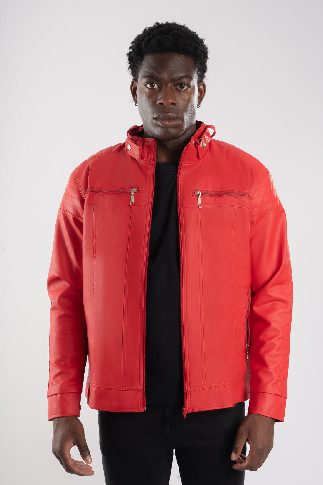 Hombre usando Chaqueta de Cuerotex roja, con un diseño minimalista y de corte modernoy, modelo AD22, vista frontal.