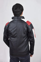 Hombre usando Chaqueta de Cuerotex negra y rayas rojas y blancas, con un diseño minimalista y de corte moderno, modelo AD22, vista espalda.