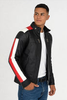 Hombre usando Chaqueta de Cuerotex negra y rayas rojas y blancas, con un diseño minimalista y de corte moderno, modelo AD22, vista lateral.