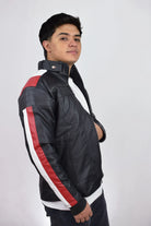 Hombre usando Chaqueta de Cuerotex negra y rayas rojas y blancas, con un diseño minimalista y de corte moderno, modelo AD22, vista lateral.