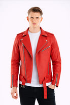 Hombre posandola Chamarra de cuerotex roja para hombre, con un estilo rockero.
