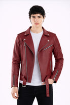 Hombre posandola Chamarra de cuerotex café para hombre, con un estilo rockero.