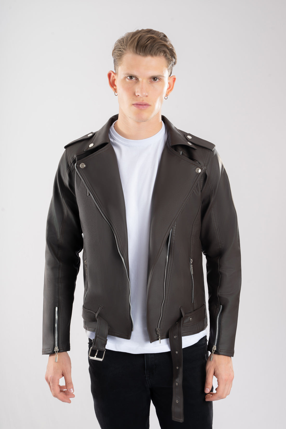 Hombre vistiendo una Chamarra de cuerotex cafe para hombre, con un estilo rockero y detalle de correa y hebilla, vista frontal.