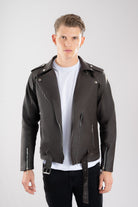 Hombre vistiendo una Chamarra de cuerotex cafe para hombre, con un estilo rockero y detalle de correa y hebilla, vista frontal.