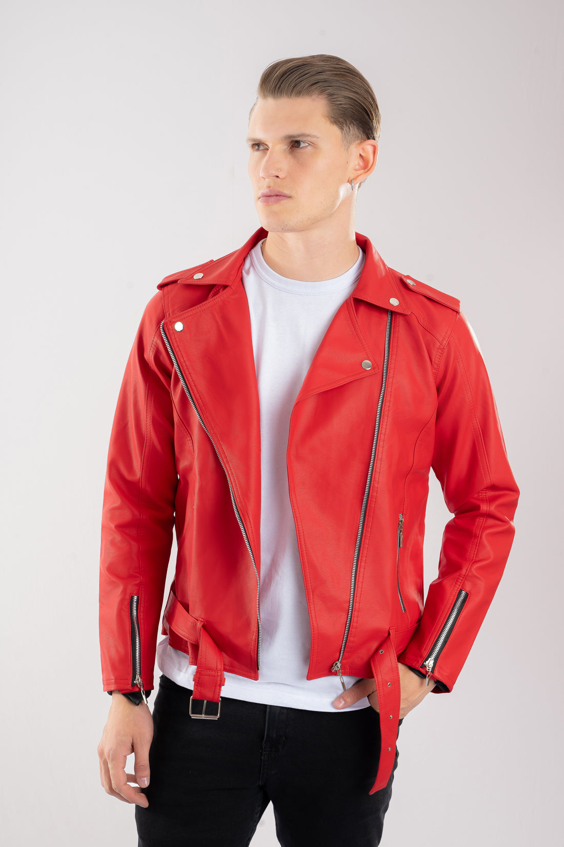 Hombre vistiendo una Chamarra de cuerotex roja para hombre, una pieza de declaración con un estilo rockero y una correa distintiva con detalles en el cuello.