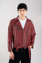 Hombre vistiendo una Chamarra de cuerotex vinotinto para hombre, una pieza de declaración con un estilo rockero y una correa distintiva con detalles en el cuello.