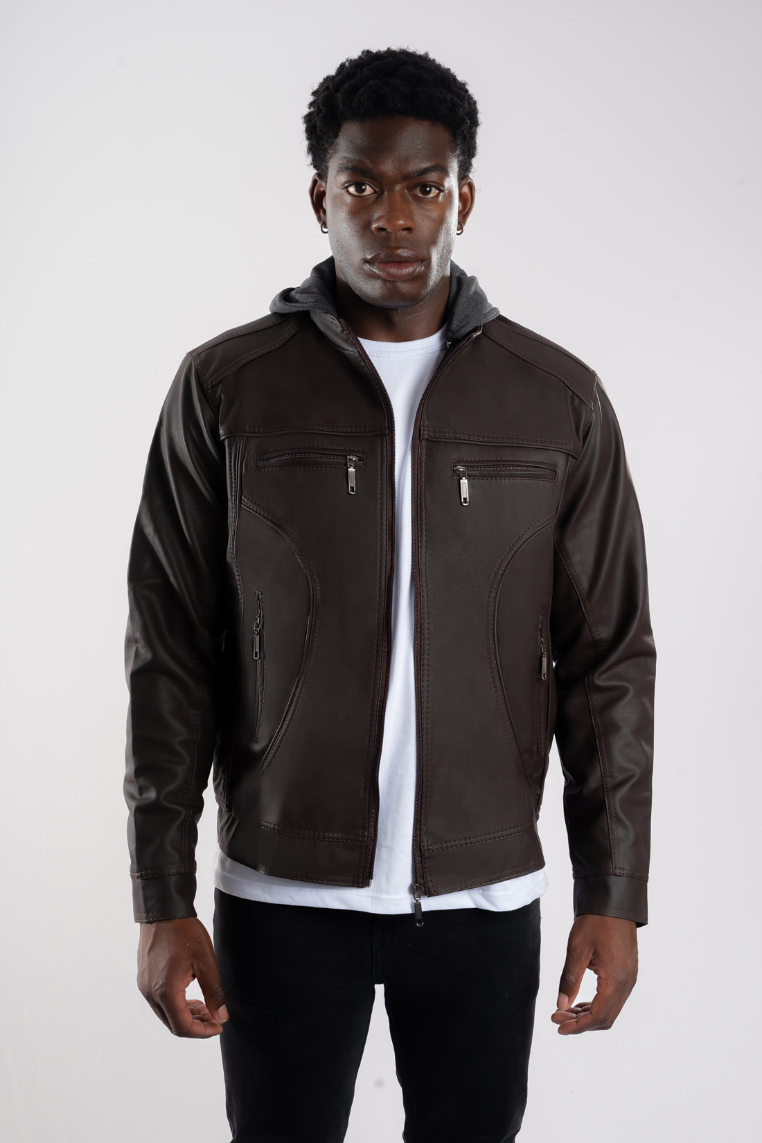 Hombre con un look casual y elegante vistiendo la chaqueta 2-en-1 de Cuerotex café oscuro con corte recto.