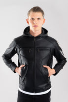 Hombre vistiendo la chaqueta de Cuerotex negra con capota de algodón, mostrando un look elegante y moderno gracias a su corte recto.