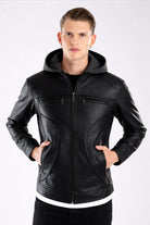 Hombre vistiendo la chaqueta de Cuerotex negra con capota de algodón, mostrando un look elegante y moderno gracias a su corte recto.