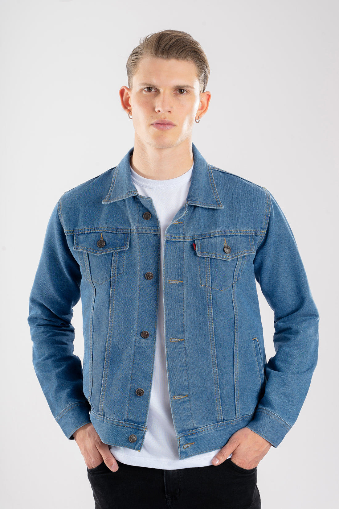 Hombre con una chaqueta de jean azul medio, mostrando el look casual perfecto para el uso diario.