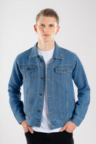 Hombre con una chaqueta de jean azul medio, mostrando el look casual perfecto para el uso diario.