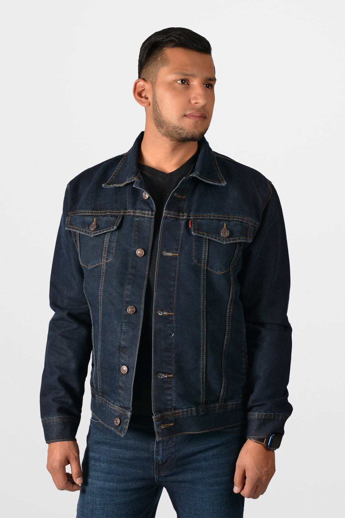 Hombre vistiendo una chaqueta de jean azul petróleo, ideal para un look elegante y casual de noche.