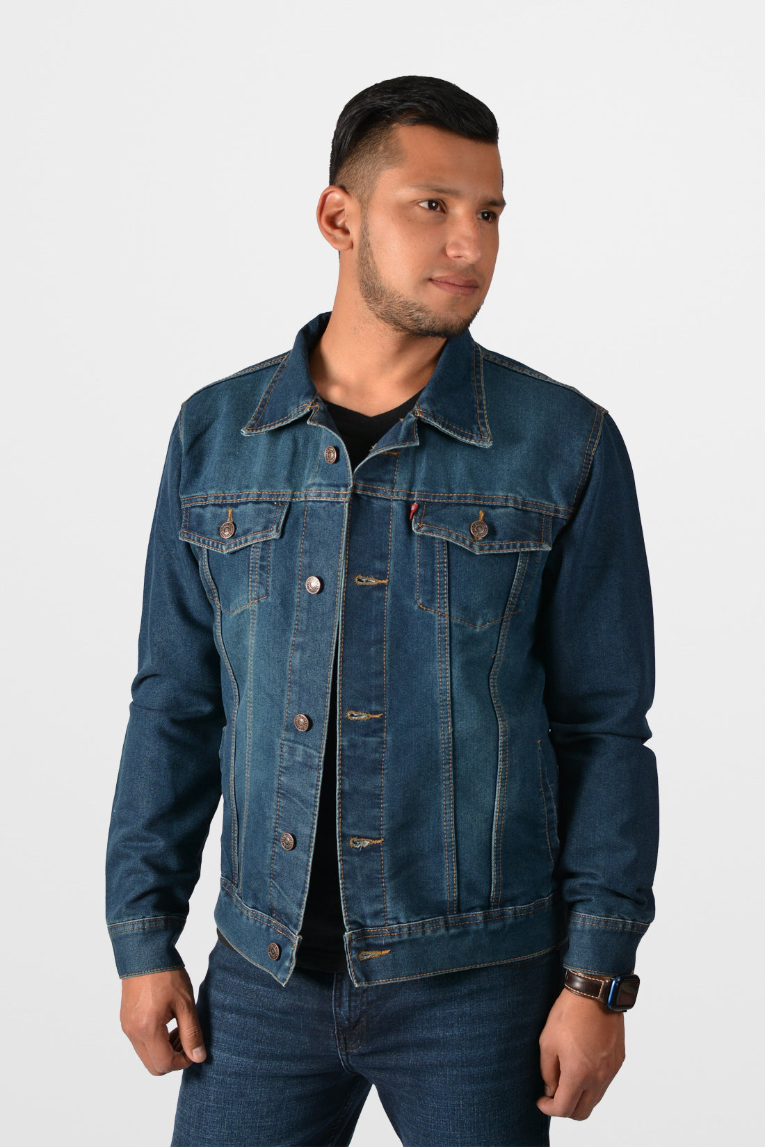 Hombre mostrando un look creativo y moderno con la chaqueta de jean color azul verdosa.