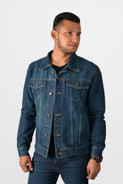 Hombre mostrando un look creativo y moderno con la chaqueta de jean color azul verdosa.