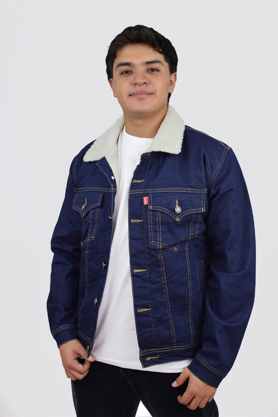 Hombre vistiendo una chaqueta de jean azul industrial con ovejero, mostrando un look vintage y relajado.