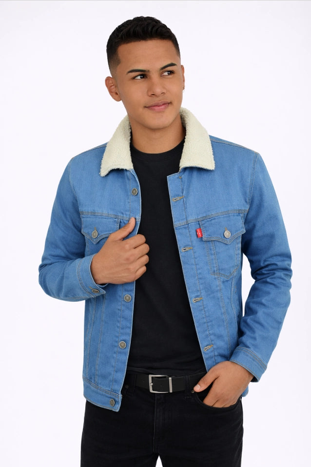 Chaqueta de jean azul medio para hombre, con forro y cuello de ovejero blanco en contraste, vista frontal completa.