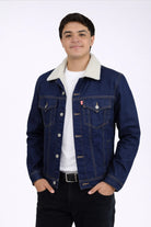 Vista frontal de la chaqueta de jean azul Industrial para hombre, mostrando el corte clásico y el tono del denim.