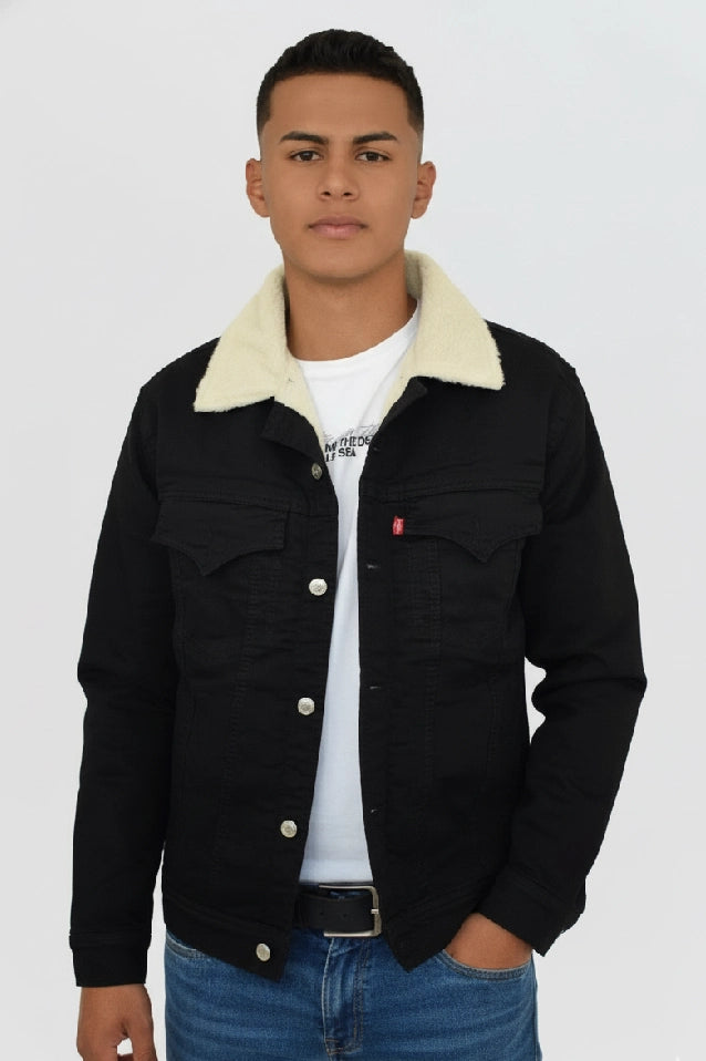Chaqueta de jean negra para hombre, con forro y cuello de ovejero blanco en contraste, vista frontal completa.