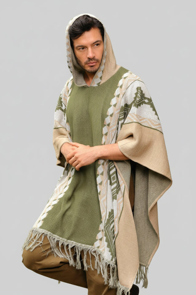 Hombre vistiendo una ruana moderna modelo Catalán en color verde oliva, con capucha, flecos y patrones tejidos.
