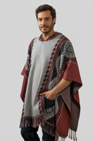 Hombre vistiendo una ruana elegante modelo Catalán en color vinotinto, con capucha y patrones geométricos tejidos.