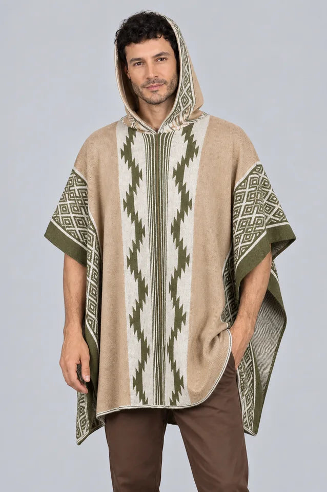 Hombre vistiendo una ruana beige modelo Durango en vista frontal, con capucha puesta, y patrones geométricos (grecas) tejidos.