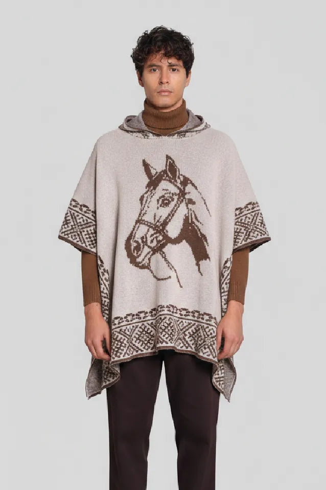 Hombre usando la Ruana Kana color beige con diseño de iconografía clásica y corte moderno.